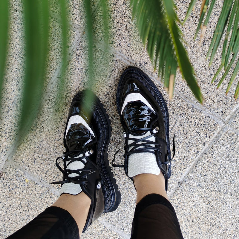 Outline black shoes